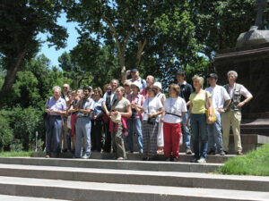 Gruppo a Tashkent, in Uzbekistan ai piedi del terribile Tamerlano