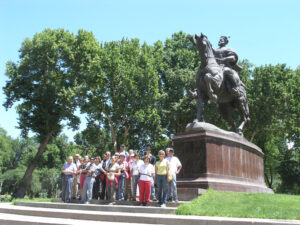 gruppo a Tashkent, in Uzbekistan a giugno 2007 ai piedi del terribile Tamerlano.